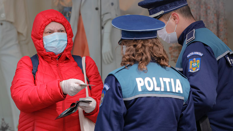 Κορωνοϊός: Τα ψάρια που έχουν στα ενυδρεία τους βγάζουν βόλτα οι Ρουμάνοι